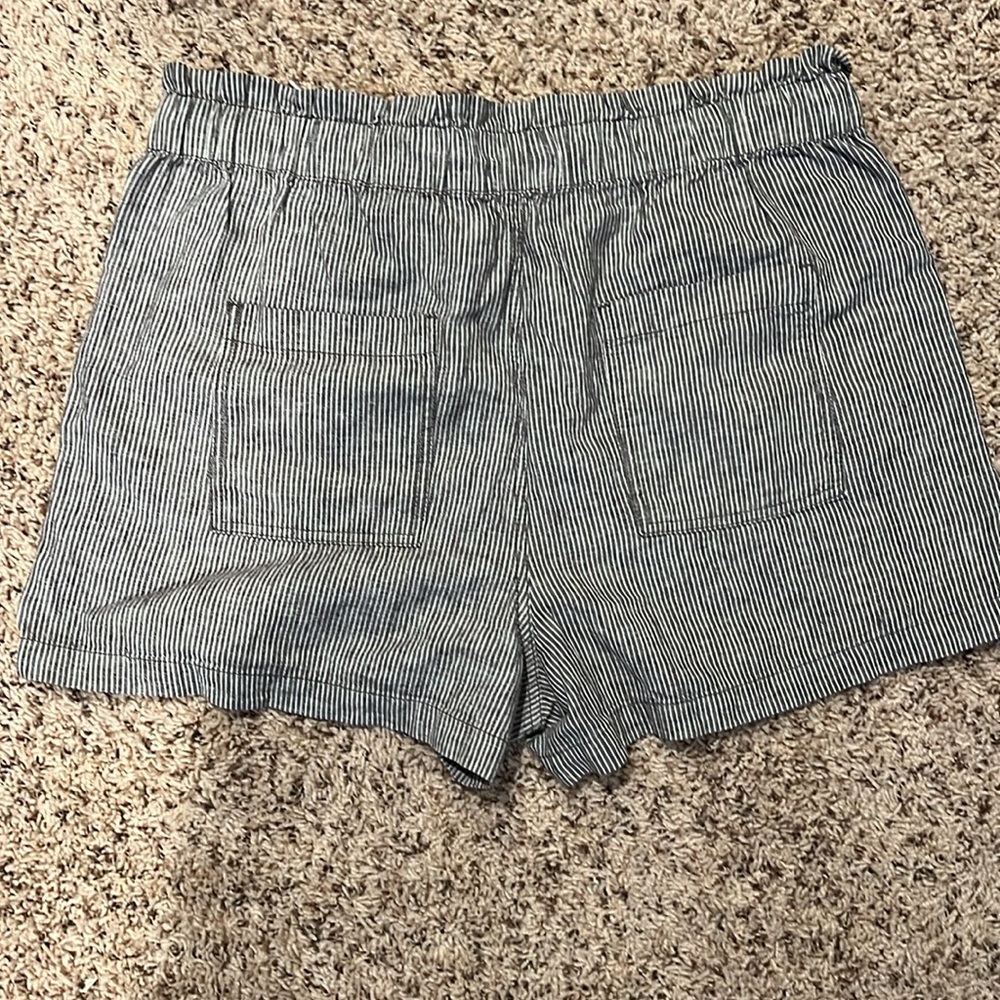 Loft XL grey and white shorts with back and side pockets - Picture 3 of 3